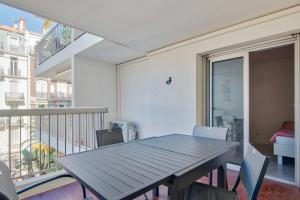 1br w AC and terrace in the heart of Toulon near train station Welkeys