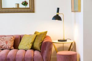 2 beautiful suites upscale flat embracing Tejo!