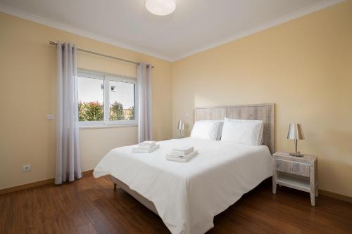 2 Bed Apartment in Cabanas, Swimming Pool