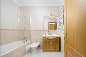 2 Bed Apartment, Quarteira, 10 Min walk to Vilamoura