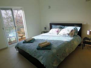 2 Bed Apartment with com Pool