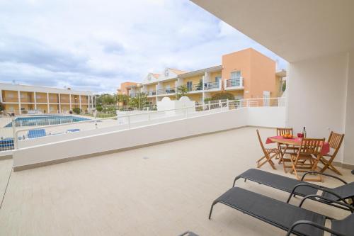 2 Bedroom & 2 Bathroom, pool, playground, air con, parking, wifi, netflix