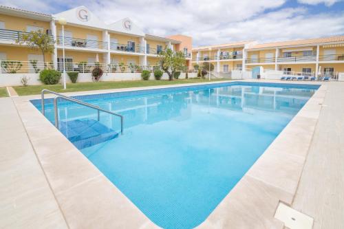2 Bedroom & 2 Bathroom, pool, playground, air con, parking, wifi, netflix