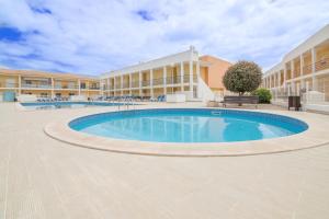 2 Bedroom & 2 Bathroom, pool, playground, air con, parking, wifi, netflix