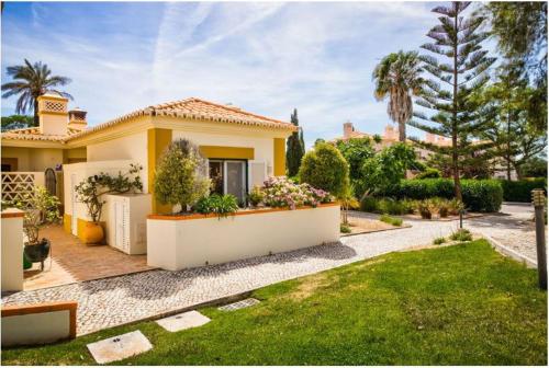 2 bedroom 2 en-suite bungalow on Golf Resort heated shared pool