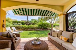 2 bedroom 2 en-suite bungalow on Golf Resort heated shared pool