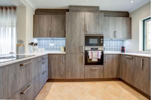 2 bedroom 2 en-suite bungalow on Golf Resort heated shared pool