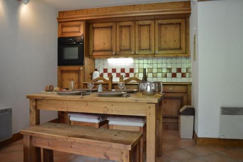 2 bedroom Apartment in Les Houches Stone's throw from Prairon lift