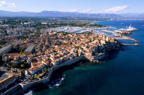 2 bedroom cool apartment in the old town of Antibes