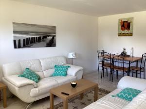 2 bedroom ground floor modern apartment 4km beach