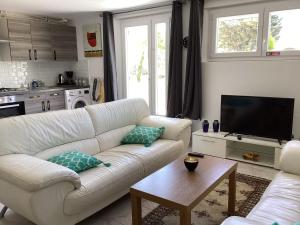 2 bedroom ground floor modern apartment 4km beach