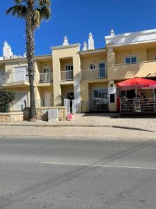 2 Bedrooms Apartment Vale Parra Praia da Galé in a privat Condomínio