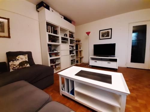 2 bedrooms Apartment with parking Paris Neuilly