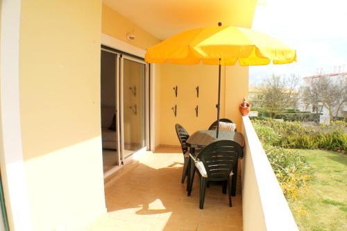2 bedrooms appartement with shared pool enclosed garden and wifi at Albufeira 5 km away from the beach