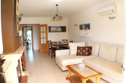 2 bedrooms appartement with shared pool enclosed garden and wifi at Albufeira 5 km away from the beach