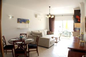 2 bedrooms appartement with shared pool enclosed garden and wifi at Albufeira 5 km away from the beach