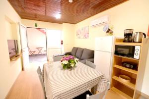 Appartement 2 bedrooms appartement with shared pool furnished terrace and wifi at Prazeres 5 km away from the beach Estudante do Jardim 87 Madeira 9350-074 Campanário Madère