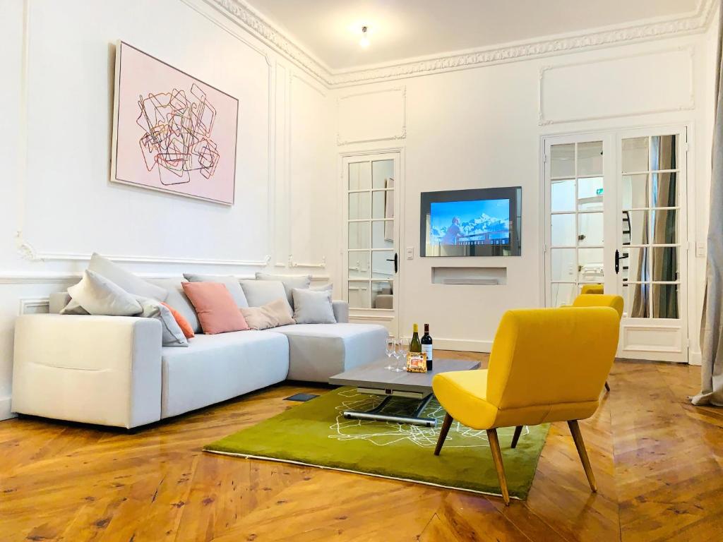 2 bedrooms between Champs-Elysees and av Montaigne 15 Rue de Marignan, 75008 Paris