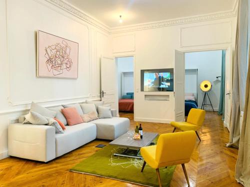 2 bedrooms between Champs-Elysees and av Montaigne