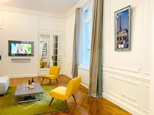 2 bedrooms between Champs-Elysees and av Montaigne