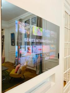 2 bedrooms between Champs-Elysees and av Montaigne