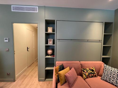 2 Bedrooms with AC, 2 bathrooms, 8 min Eiffel Tower