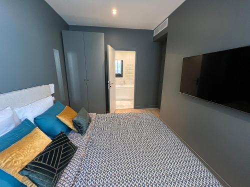 2 Bedrooms with AC, 2 bathrooms, 8 min Eiffel Tower
