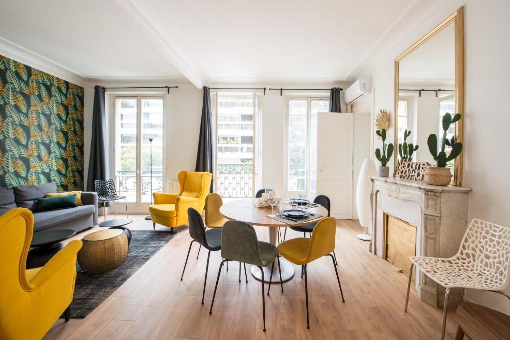 2 BR Appartement Near Tour Eiffel & Trocadéro 9 Rue des Belles Feuilles, 75116 Paris