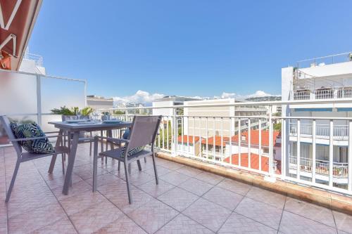 2 minutes walking distance to beaches and shopping! With Terrace