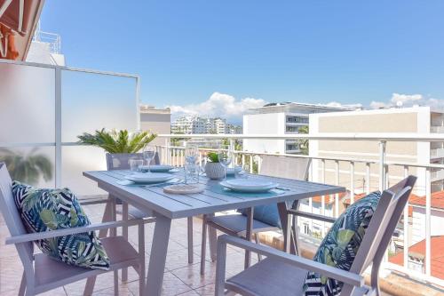 2 minutes walking distance to beaches and shopping! With Terrace