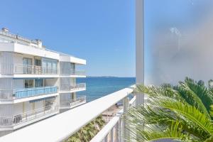 2 minutes walking distance to beaches and shopping! With Terrace