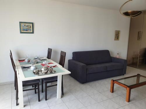 2 piece 53m2 avec terrasse 15M2 à 150metres de la plagede Juan les pins
