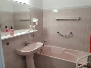 2 piece 53m2 avec terrasse 15M2 à 150metres de la plagede Juan les pins