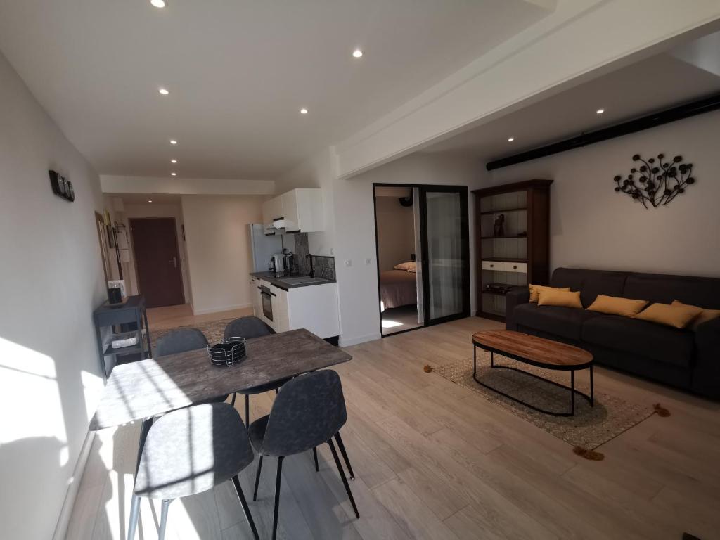 2 pièces Vieux-Nice S 1er étage droite 3 Rue Saint-Suaire, 06300 Nice