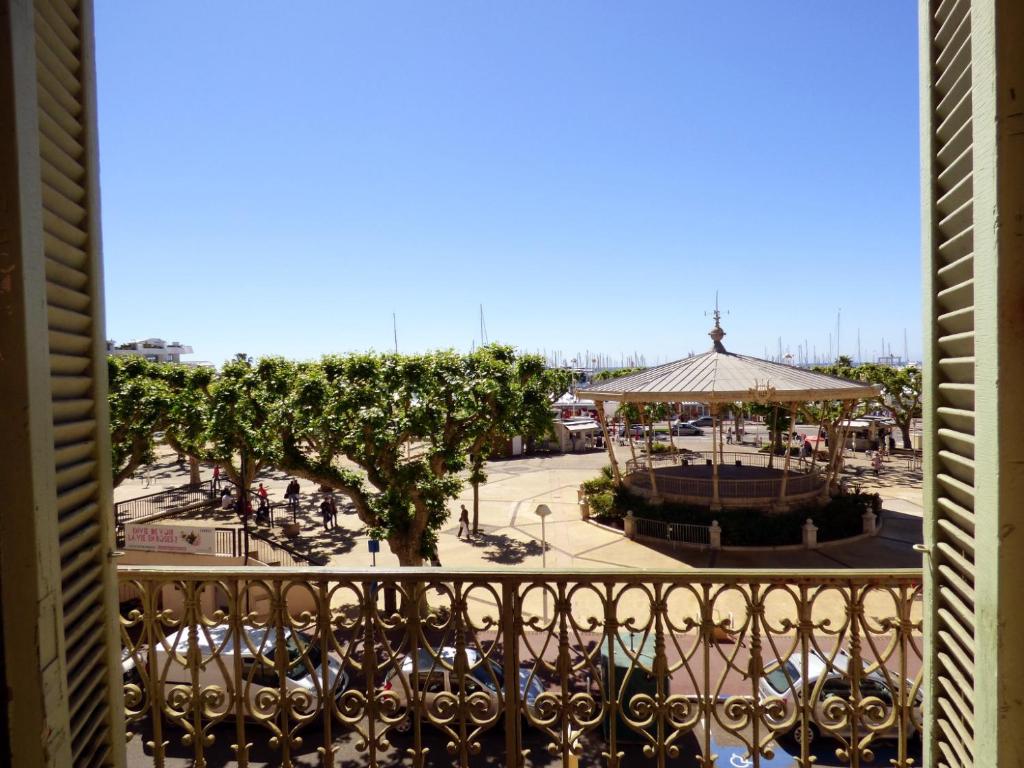 2 Pieces VUE MER PROCHE VIEUX PORT A1B188 Felix Faure, 41, 06400 Cannes