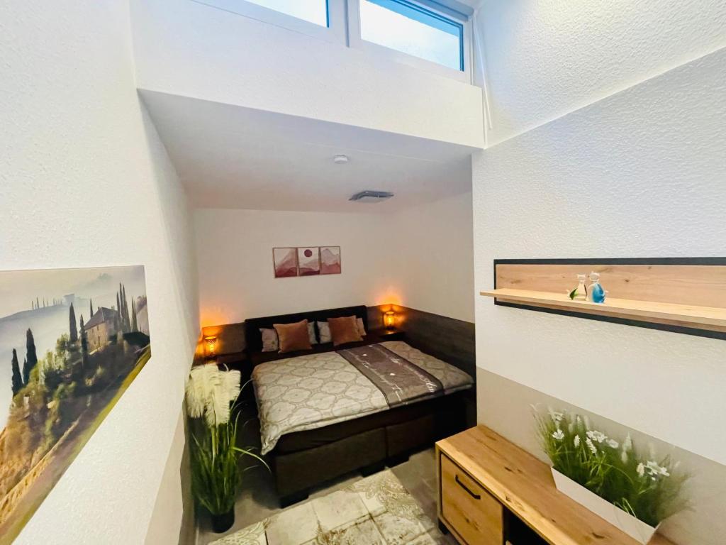 2 Room Galerie Einliegerwohnung in Rheinstetten, Messe Nähe, Rollstuhlfahrer geeignet, Netflix 6 Rheinaustraße, 76287 Rheinstetten