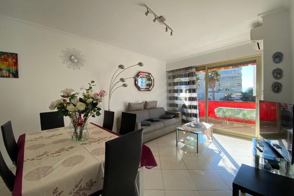 2 rooms facing south 300m from the Croisette LIVE IN CANNES 27 AVENUE DU GENERAL VAUTRIN Le Bosquet, 06400 Cannes
