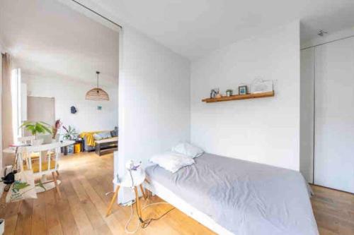 2-ROOMS SUNNY IN HIP PLACE