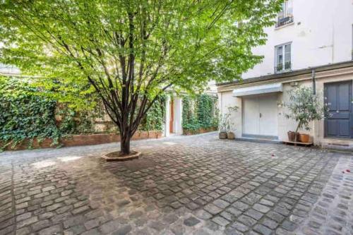 2-ROOMS SUNNY IN HIP PLACE