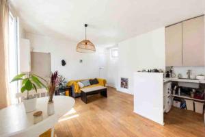 2-ROOMS SUNNY IN HIP PLACE