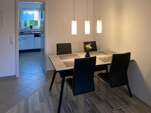 2 Schlafzimmer Appartement in S-Bahn Nähe, 76 qm, max 4 Pers, 20qm Dachterasse, Garage, Internet 1000 MBit