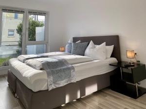 2 Schlafzimmer Appartement in S-Bahn Nähe, 76 qm, max 4 Pers, 20qm Dachterasse, Garage, Internet 1000 MBit