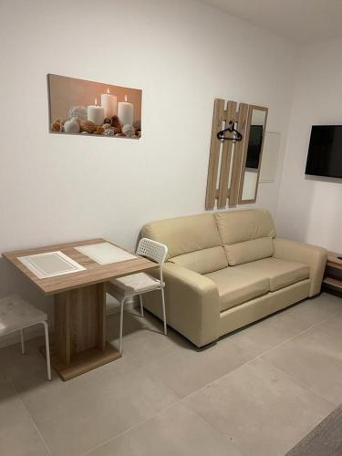 2 Zi Apartment Schlafzimmer mit 2 Einzelbetten, Wohnküche mit Schlafsofa