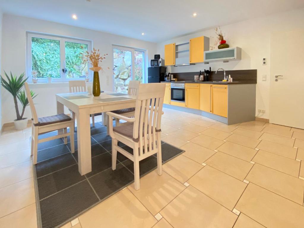 2 Zi-Appartement, 70 qm, max 4 Pers, private Terasse, 2 Parkplätze, Internet 250 MBit 20 Max-Frisch-Weg, 71116 Gärtringen