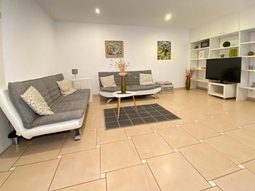 2 Zi-Appartement, 70 qm, max 4 Pers, private Terasse, 2 Parkplätze, Internet 250 MBit