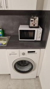 2-Zi EG Whng Küche 3 Betten Schlafcouch Smart-TV