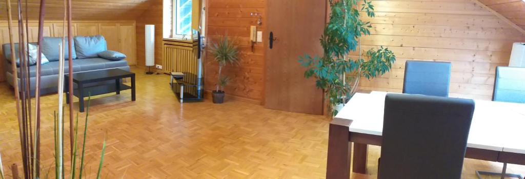 2-Zimmer DG-Apartment mit eigener Sauna 44B Sauerlacher Straße, 82041 Oberhaching