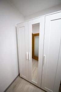 2 Zimmer mit Netflix, Prime, Küche, Bad in Seenähe