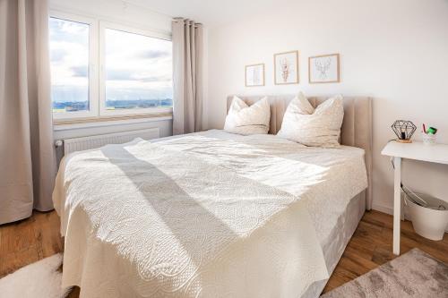 2-Zimmer Wohnung mit Skyline Blick, Revo Stays.