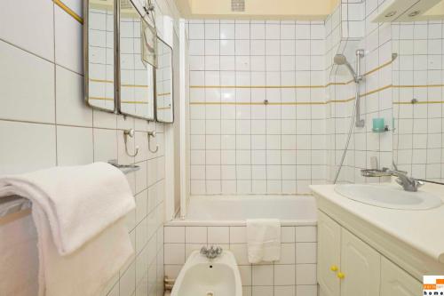 204340 - A two-room apartment with traditional chic style in the Marais